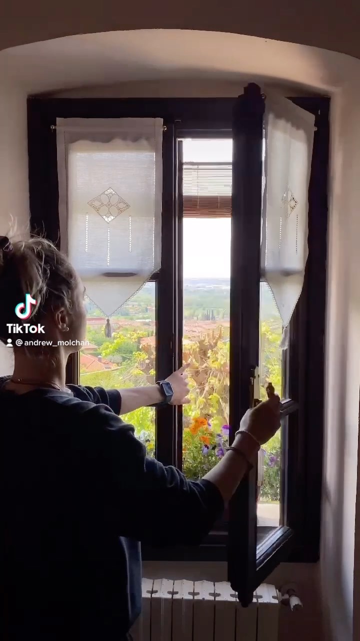 https://d2zmqyh8caa94h.cloudfront.net/creator_social_media_contents/instagram/reels/COZydJWosBa/COZydJWosBa.mp4