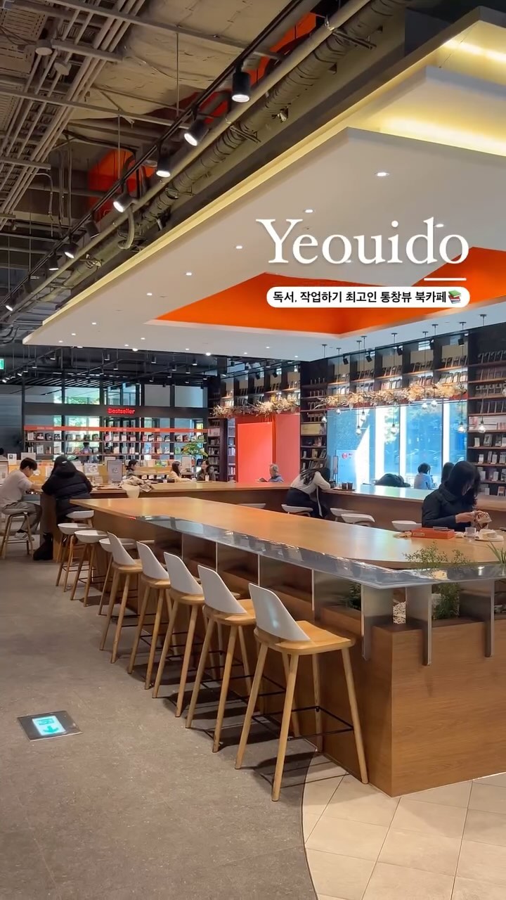 Cafe Comma Offers Ample Space and Books