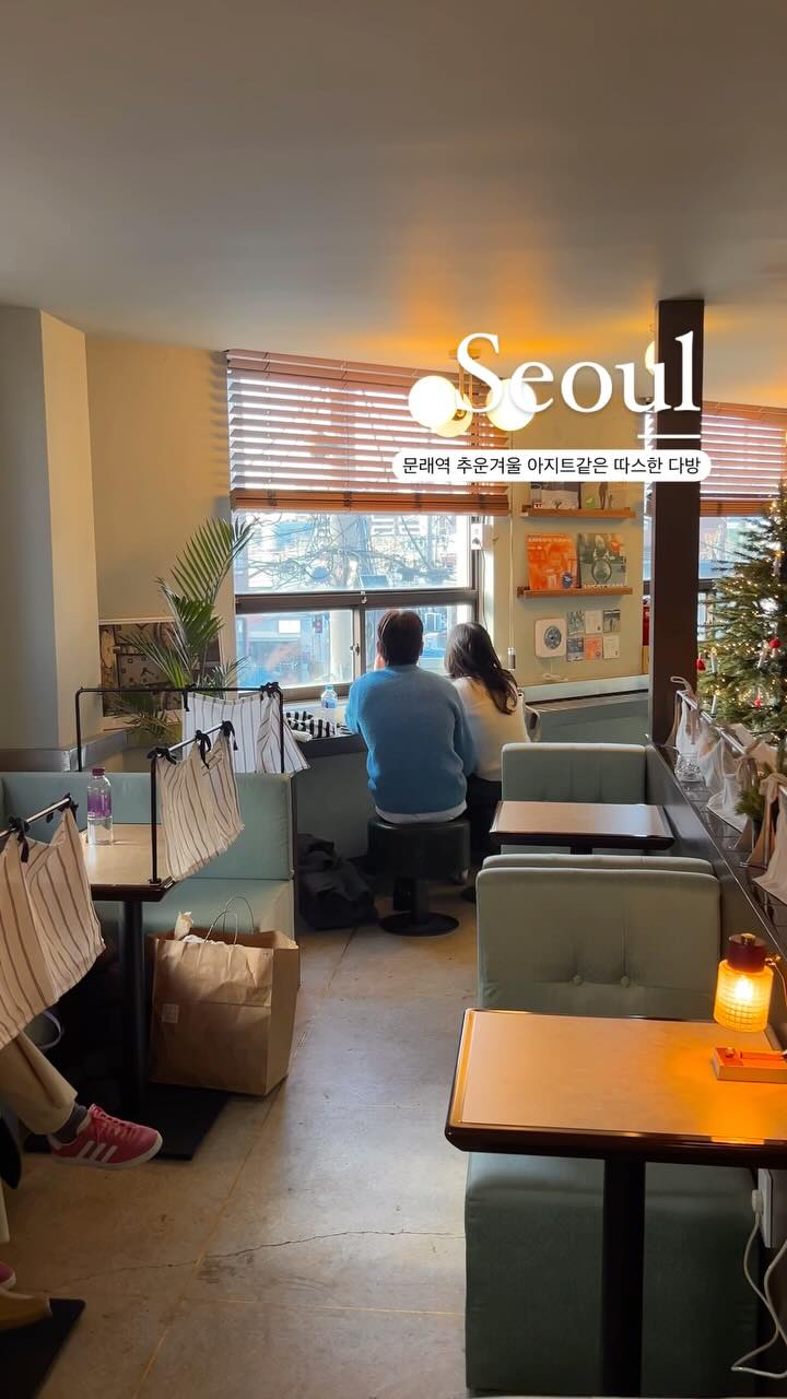 Retro Cafe Offers Cozy Atmosphere and Evening Drinks