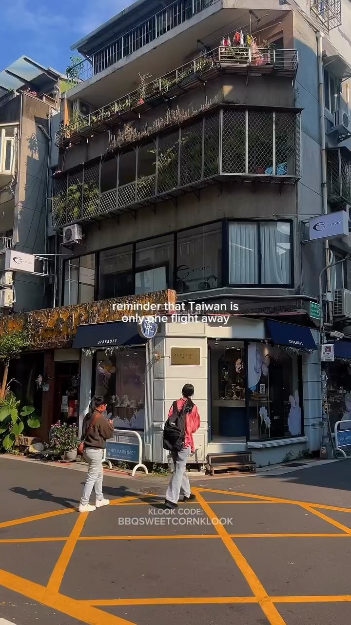 https://d2zmqyh8caa94h.cloudfront.net/creator_social_media_contents/instagram/reels/DMCqeHnxAcv/DMCqeHnxAcv.mp4