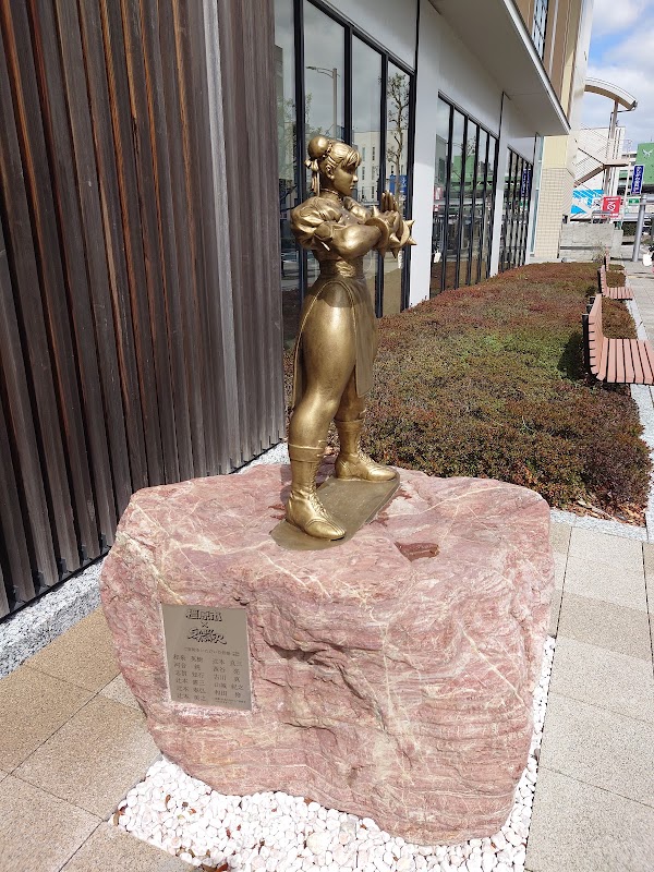 Chun-Li Statue 3