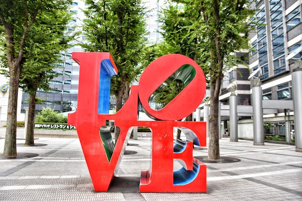 Robert Indiana Sculpture: "LOVE" 1
