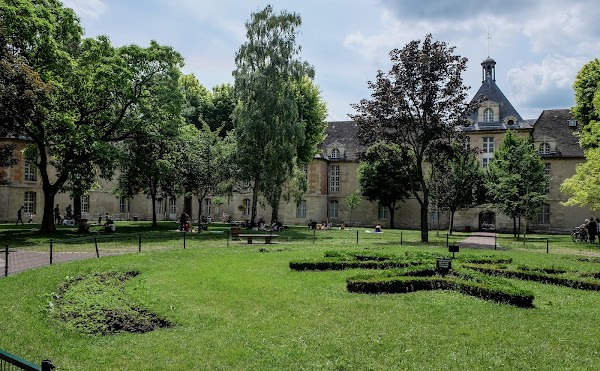 Hôpital-Saint-Louis Garden 1