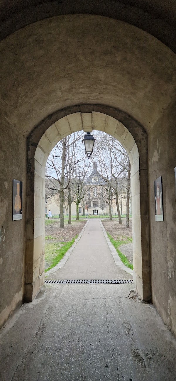 Hôpital-Saint-Louis Garden 2