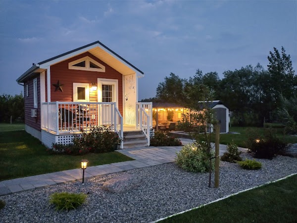 Prairie Rose Cottage - Hot Tub Cabin Near Fort Macleod 1