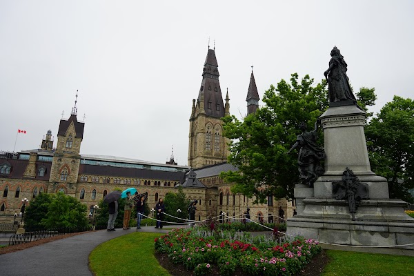 Statue of Queen Victoria 4