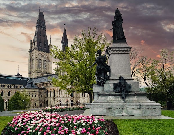 Statue of Queen Victoria 2