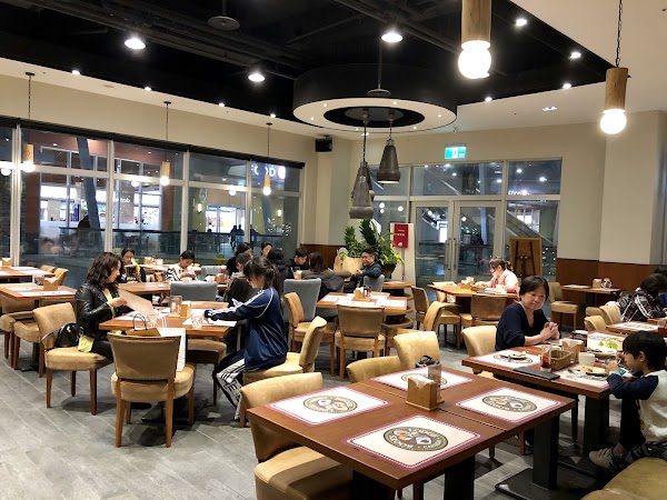 Gloria Outlets 3