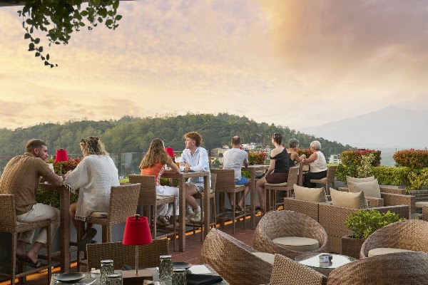 Grand Sky Lounge 3