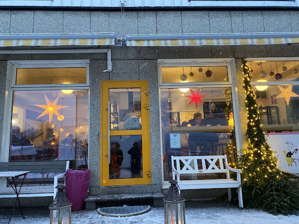Henningsvær Lysstøperi and Cafe
