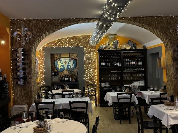 La Buchetta Food & Wine Restaurant 1