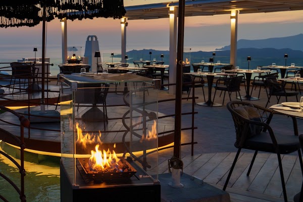 Caldera Restaurant - Volcano View Hotel 4