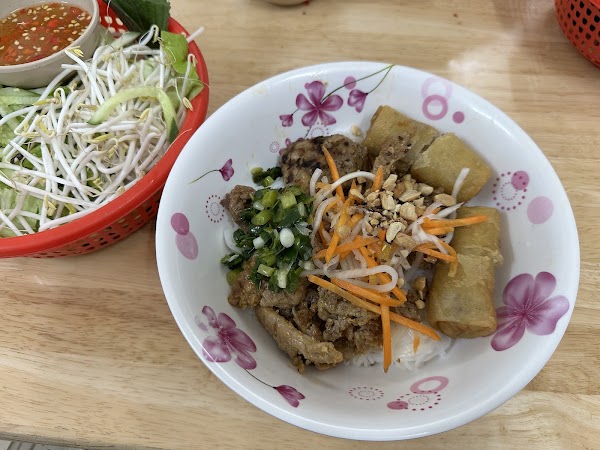 Bún thịt nướng Hoàng Văn 4