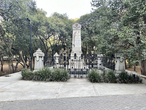 Obelisco a los Niños Héroes 1