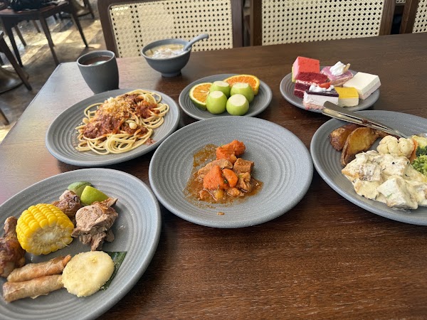 Four Seasons Buffet Restaurant (Ba Na Hills) 3