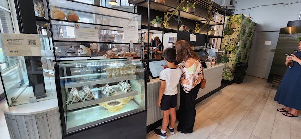 The Screaming Parrots Cafe: Desserts + Tea + Bites 5