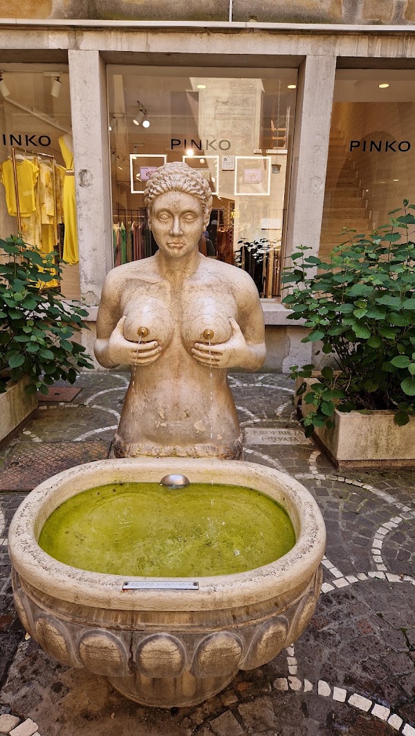 Fontana Delle Tette 1