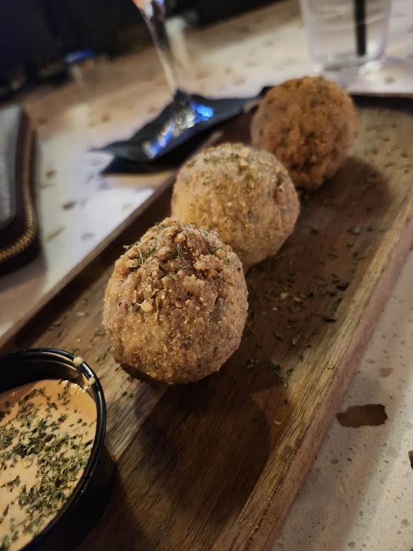 Izkina Restaurant & Lounge 3