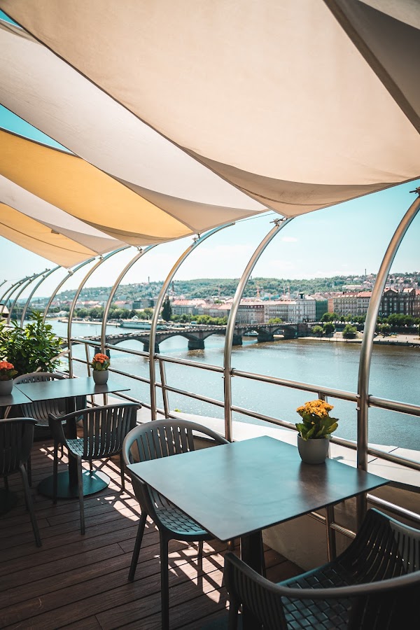 Tančící dům - Ginger & Fred Restaurant 2