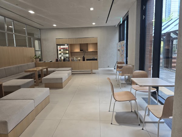 DESKER LOUNGE