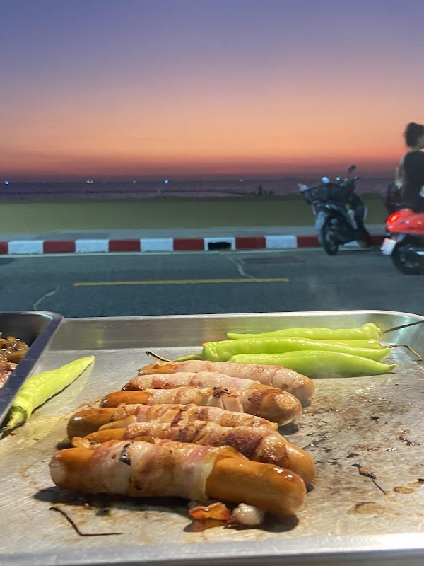 DOGTOWN DELICIOUS (morning at Jomtien 19)