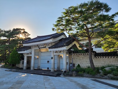 Cheong Wa Dae Chunchumun Gate