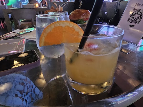 R Lounge 4