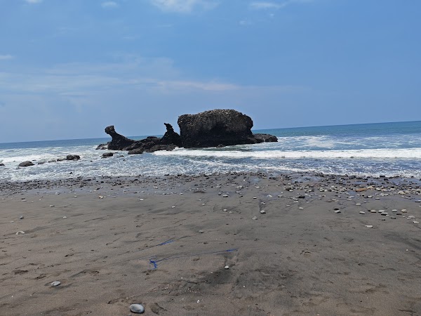 Playa El Tunco- cuevas