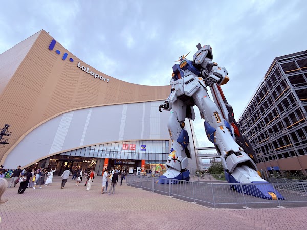 Life-Size RX-93ff 𝛎 Gundam Statue 3