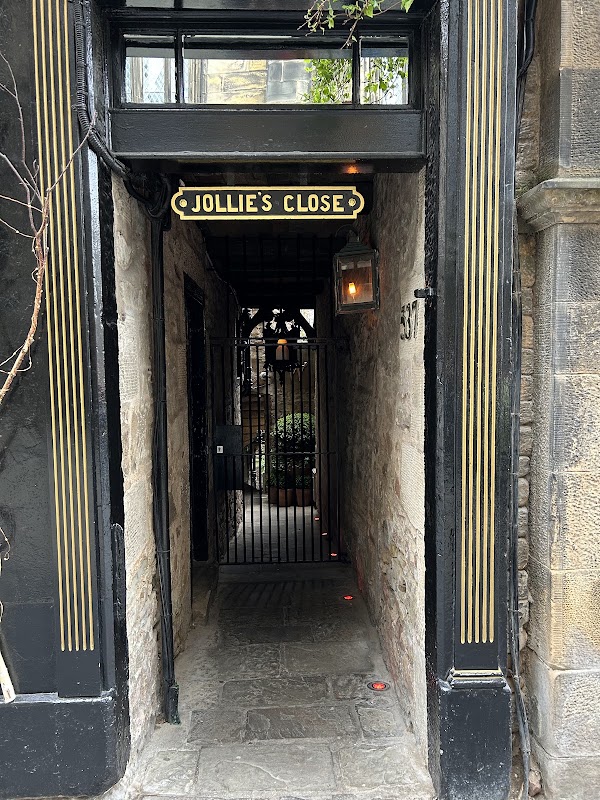 Jollie’s Close 1