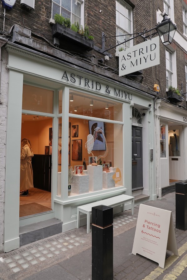 Astrid & Miyu | Neal Street