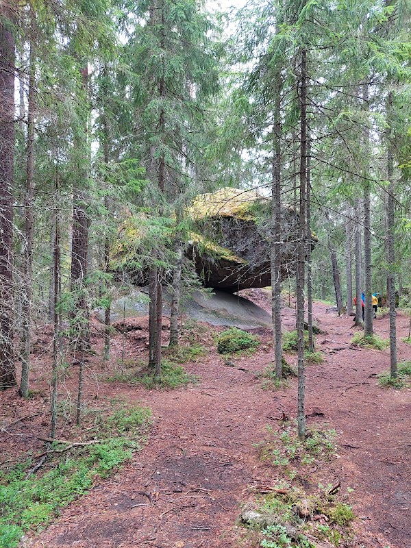 Kummakivi 4