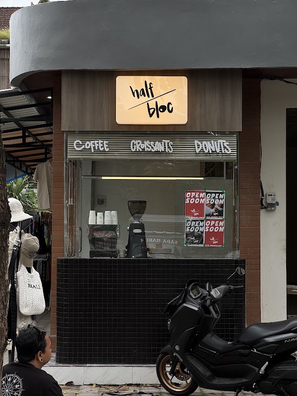 HALF BLOC Coffee & Croissants