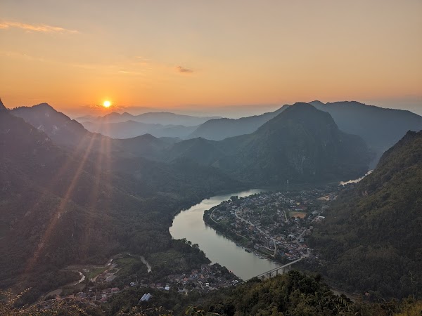 Phadeng Peak Viewpoint ຈຸດຊົມວິວພູຜາແດງ