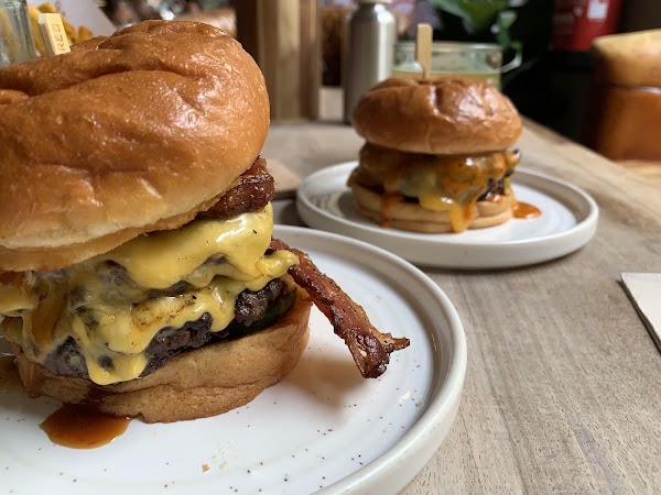 HUNDRED BURGERS 3