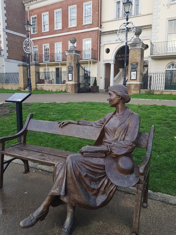 Virginia Woolf statue & bench