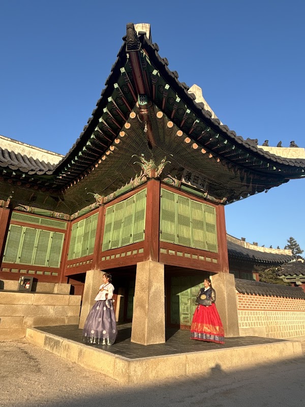 Daehan Hanbok Gyeongbokgung Hanbok Rental 3