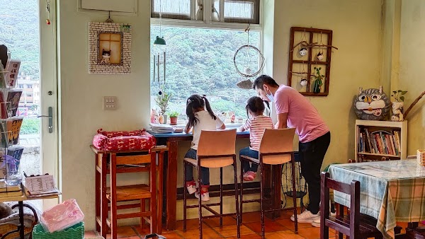 Hide & Seek Café (Hide and Seek)