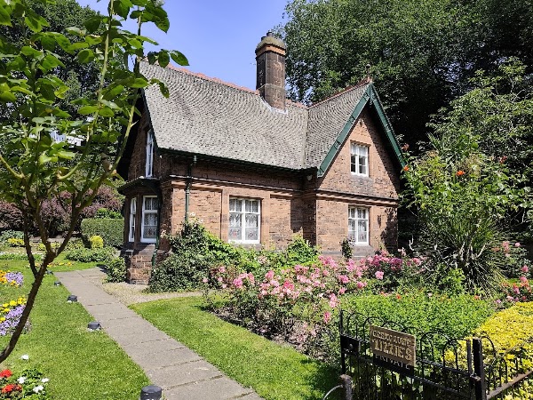 Gardner's Lodge / Cottage / House