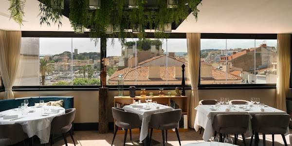 Le Roof at Five Seas Hotel