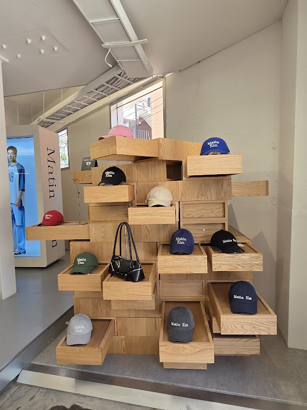Matin Kim Seongsu Flagship Store 3