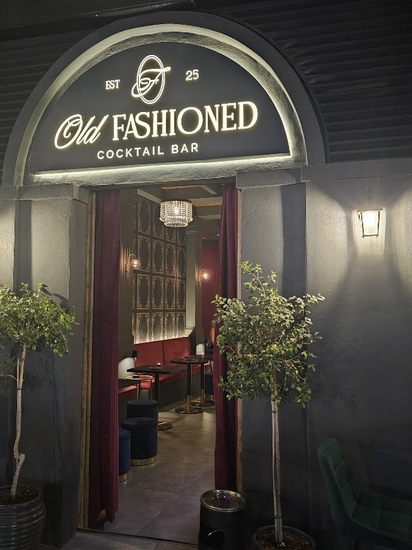 Old Fashioned Cocktail Bar 2