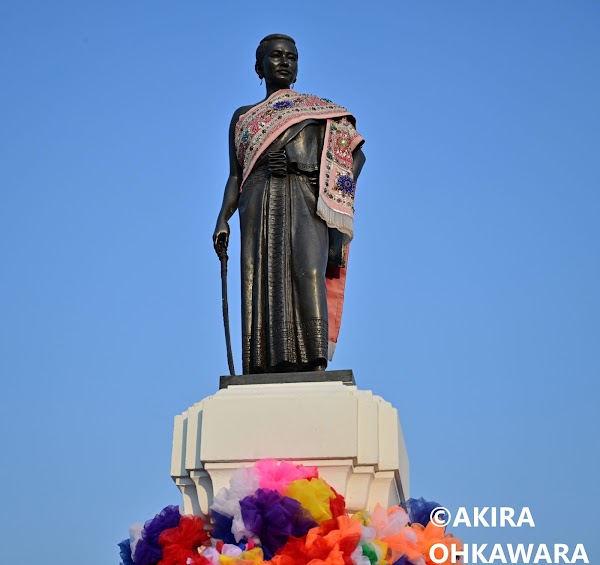 Thao Suranari Monument (Ya Mo)