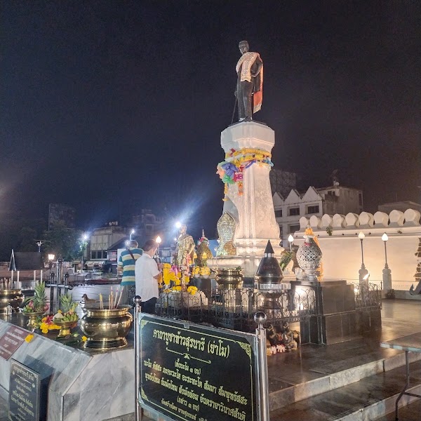 Thao Suranari Monument (Ya Mo) 4