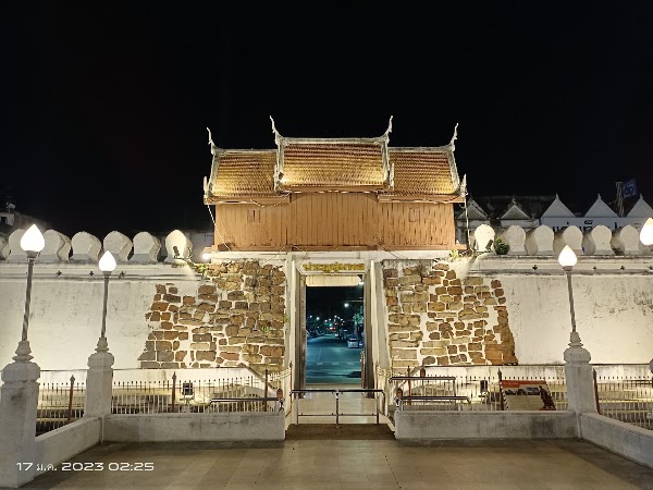 Thao Suranari Monument (Ya Mo) 3