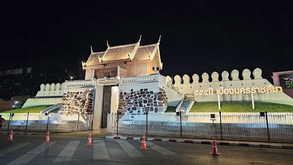 Thao Suranari Monument (Ya Mo) 2