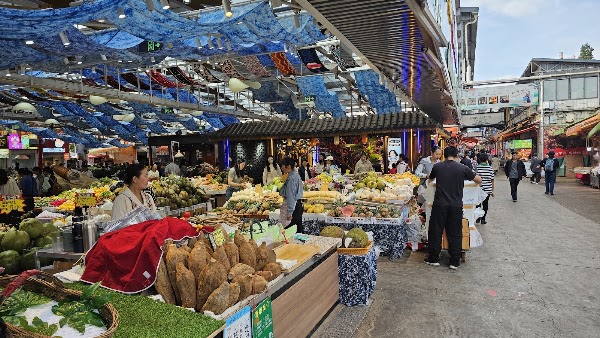 Daguan Zhuanxin Farmers' Market North Gate 4