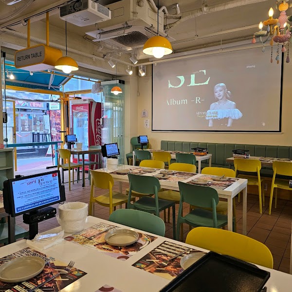 COCORO Chicken & Pub 꼬꼬로치킨 홍대점 2