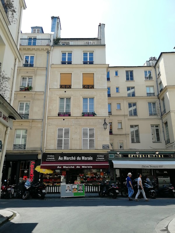 Rue Sainte-Croix de la Bretonnerie 1