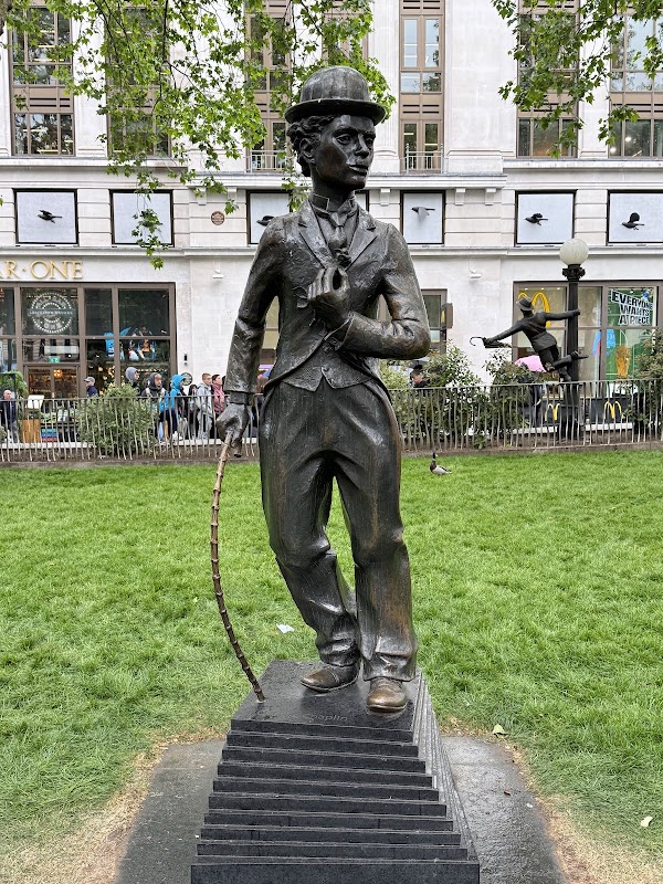 Charlie Chaplin Statue 🎩